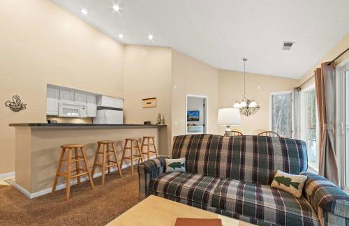 New, Spacious and charming, with a river view, conveniently located near skiing and golf - Foto 17