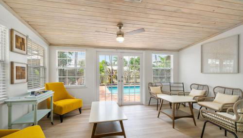 Chic Coastal - Heated Pool per request, Near PGA & Everything! - Foto 2, sunbed