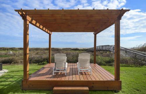 Oceanfront home with pool, large decks, fire pit and private walkover to the beach - Foto 31