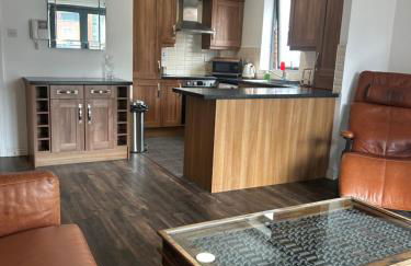 Large 2 bedroom 2 bathroom x6 person city center apartment with free underground parking - Foto 12