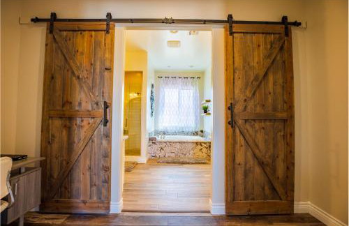 3400 SqFt House W/40Ft Heated Pool/Spa- Strip View - Photo 19