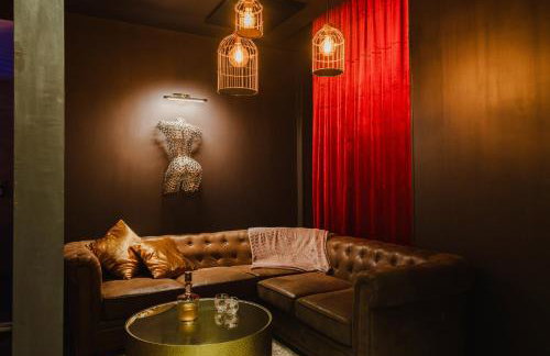 Love Room Les Private Places - Lit King Size et Jacuzzi Privé - Photo 15