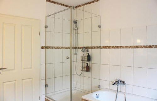 R B Apartment Hamburg Family - zentrumsnah - 108 qm mit Dachterrasse - Küche - Waschtrockner - Smart TV - Badewanne & Dusche - kostenloser Parkplatz - 2 Schlafzimmer - Foto 11