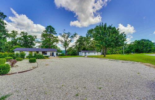 Yard with Lake View Home Near Table Rock Lake! - Foto 23