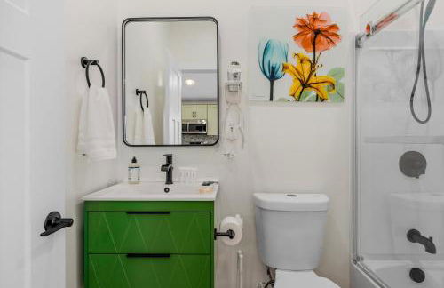 Stylish 4BR Haven: Serene Backyard and Fire Pit - Foto 58