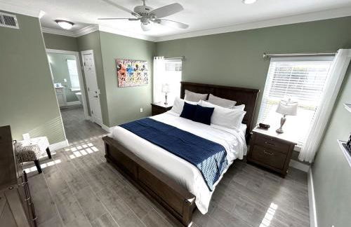 BRAND NEW! Lakefront 9BR Pool Hot Tub Outdoor Kitchen BBQ Theater 2 miles Disney - Foto 24