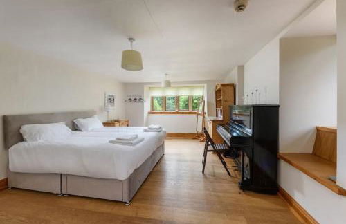 10 Bed Stunning House in village, with Hot Tub - Photo 12