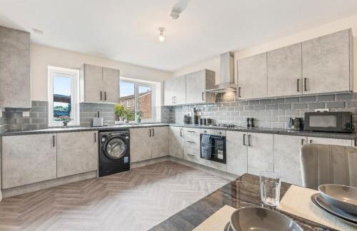 Modern 4-Bed, Parking, Pool Table, Sleeps 11 - Foto 35