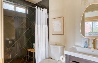 Stay Portland - John's Landing Haven - Studio Near OHSU - Photo 10