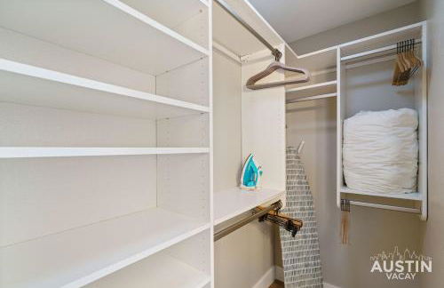 Family 3BR 2BA Home Near Charming Main Street w Cowboy Pool by Austin Vacay - Foto 31