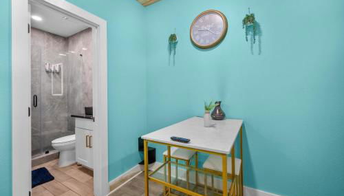 Modern Studio Retreat with King Bed, Full Kitchen & Free Park - Foto 5