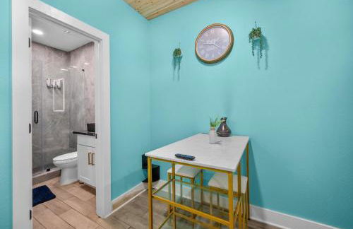 Modern Studio Retreat with King Bed, Full Kitchen & Free Park - Foto 5