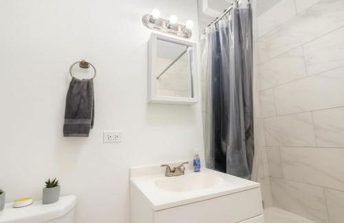 Chic 2BR Retreat Near OHare Free Parking - Foto 10