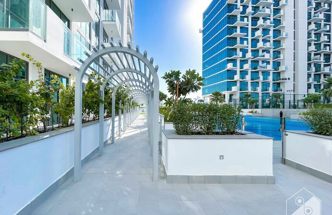 Cozy 1BR With Balcony & Views in Azizi Fawad - Photo 13