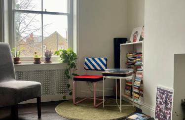 Bright, Spacious, Charming & Fully Equipped Victorian Flat in Quiet Brixton - Foto 2