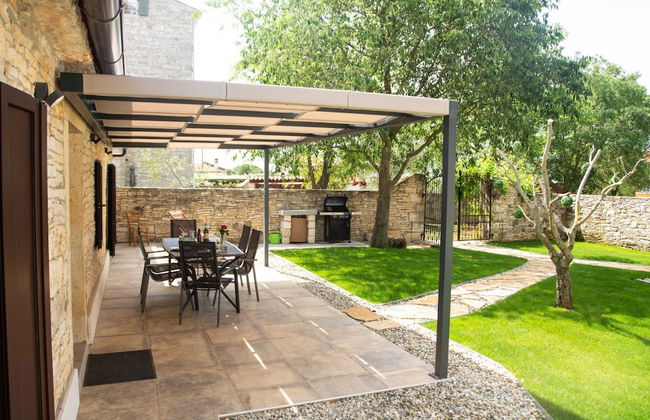 The Poolside Stone House in Bale - Foto 40