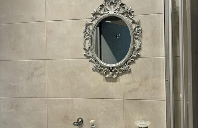 Romford Studio Retreat - Photo 8