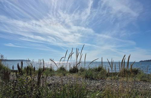 2nd story 1 bed apt #3 with kitchenette and a sweeping view of Birch Bay - Foto 26