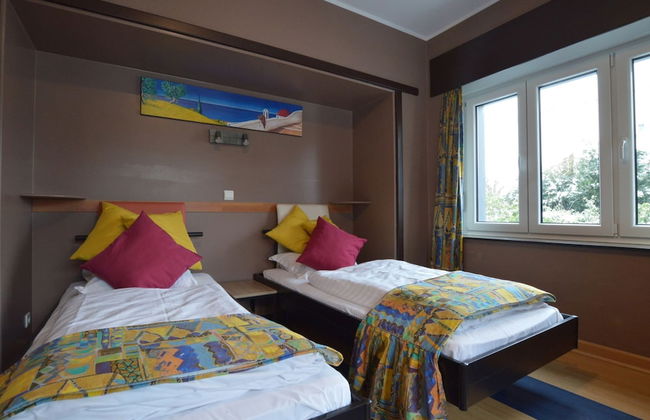 Spacious Home With Garden - Photo 6