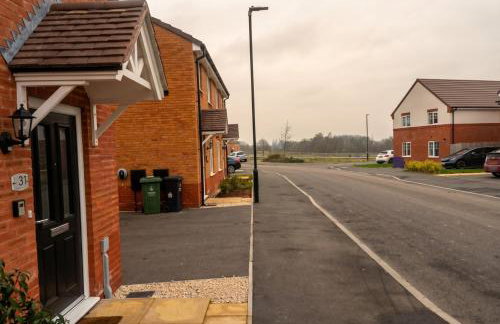 Bright 4 Bedroom Home in Walsall, Free Parking and for EVs - Photo 40