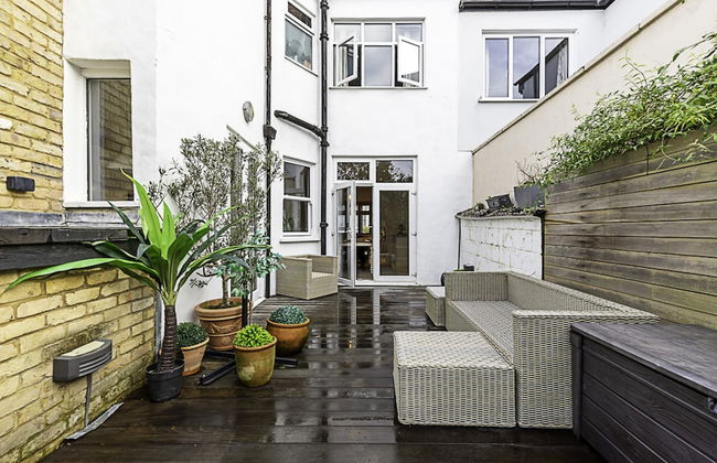 Gorgeous 4-bed Home With a Fireplace and Terrace - Foto 28