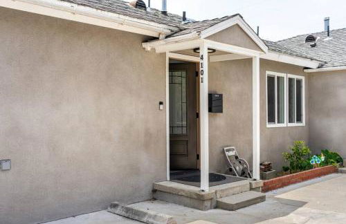 Adorable 2BR-2BA House with EV & Free Parking and Family Friendly in Los Angeles - Photo 58