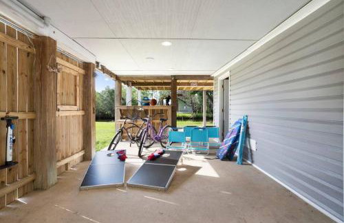 Waterfront Home Game Room Ping Pong Outdoor Bar Area - Foto 12