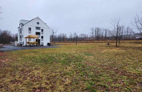 the Sugar Cube, a stunning, spacious, and modern villa with an orchard maze - Foto 43