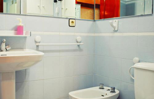 Amplio y luminoso apartamento cerca del centro y la playa con piscina y parking privado - Foto 35