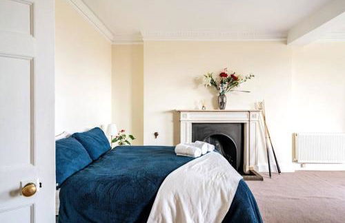 Perfect Family & Friends Home, Free Parking Security Onsite - Photo 5