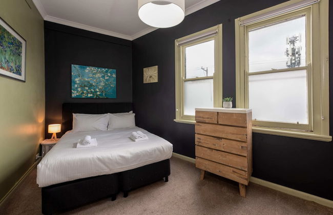 Unique 2BR Converted Storefront APT in Alphington! - Foto 1