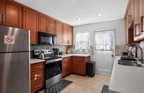 Relaxing 4 bedroom - Full Kitchen & Dining - BART - Photo 6