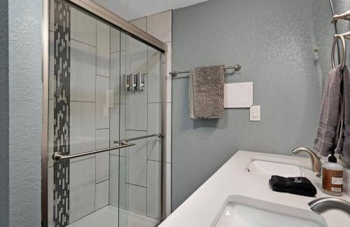 Arvada Retreat + 6 BD + Movie Theater - Photo 18