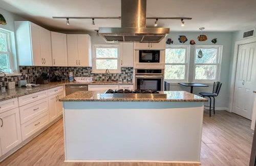 Spacious house- Deep Water Dock Pool Golf Cart Rental available - Foto 12