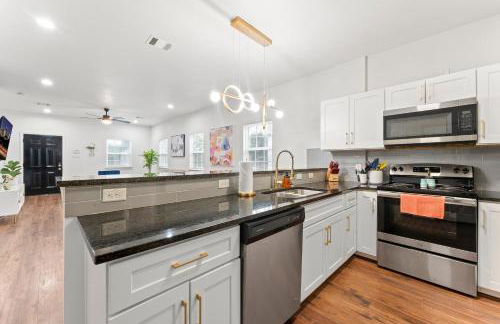 NRG MedCenter Luxe 4BD Home w FencedYard WasherDryer Pet Friendly - Foto 17