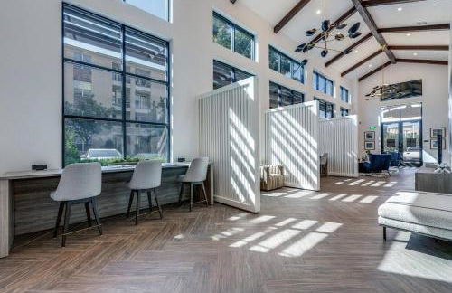 Luxury 1 BedRM Unit in Frisco Pool Gym & Workplace - Foto 51