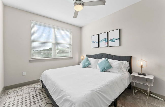 Trendy 1BR King Suite Close to Downtown w Fast Wifi - Foto 11