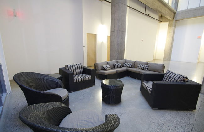 Downtown Loft Style Condo Heated Parking - Foto 2