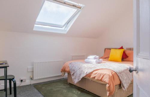4-Bed Family House in Leeds with park view - Foto 15