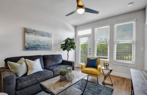 Charming Apartment in Southtown Wifi Pool Gym - Photo 8