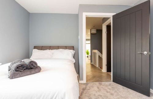 Modern & Stylish 3 Bedroom Home in Peterborough - Photo 4