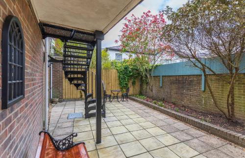 4 Bed City House with Private Garden and Parking - Foto 23