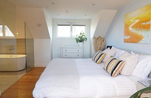 Stunning 4 Bedroom Home with Wild Spa, Gym & Hot Tub - Foto 27