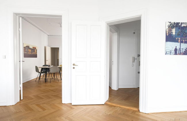 Fantastic 3-bed With French Balcony and Lake-views - Foto 5