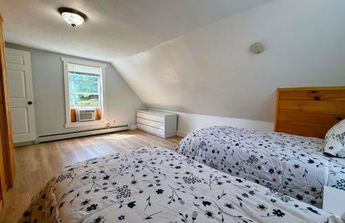 91M Renovated Bethlehem home with hot tub, firepit, large yard, walk to restaurants - Photo 31