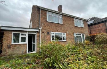 Bright Haven 6 Mins to Airport with Driveway & Garden Sleeps 7 - Foto 32