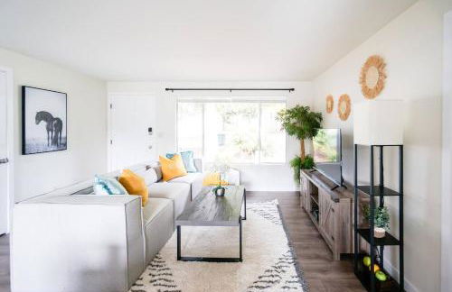 Beautiful Light-filled Farmhouse w swing & slide - Foto 7