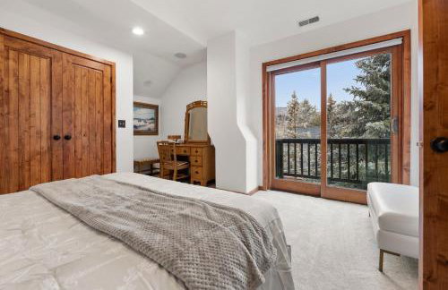 Spacious 5 Bed Retreat, Walk to Lifts and Main - Photo 13