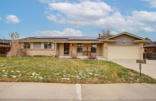 Gather Family! Home with Fenced Yard in Wheat Ridge - Foto 4