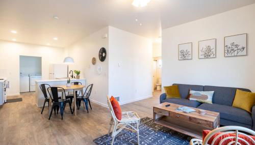 Modern Townhome Enclosed Garage WD - Foto 3